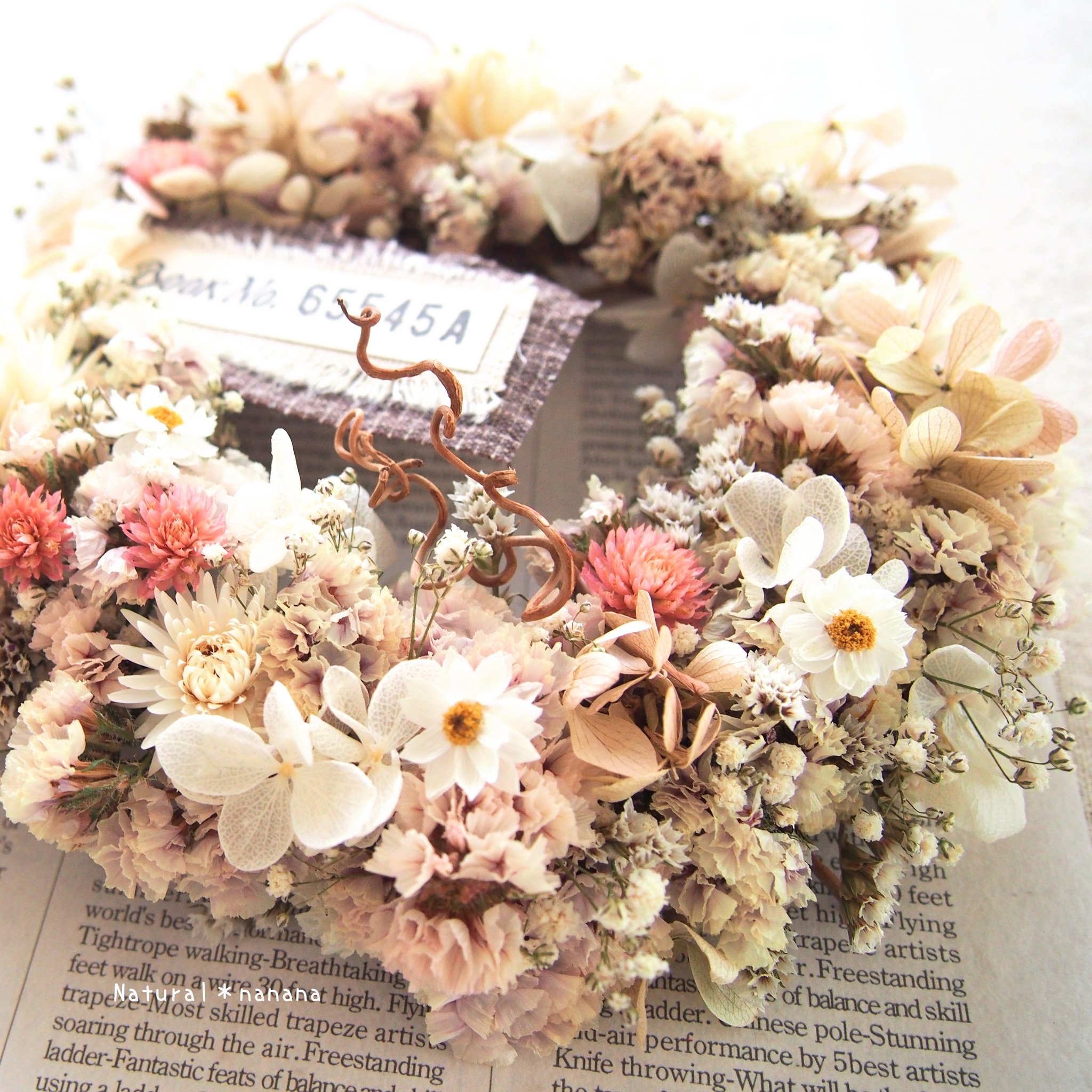 商品名【雫】あいみょん♥ホワイトローズの花束風リース✳ 秋冬フラワーリース リース フラワーリース 三日月型 クレセント型 秋 ハロウィン HW