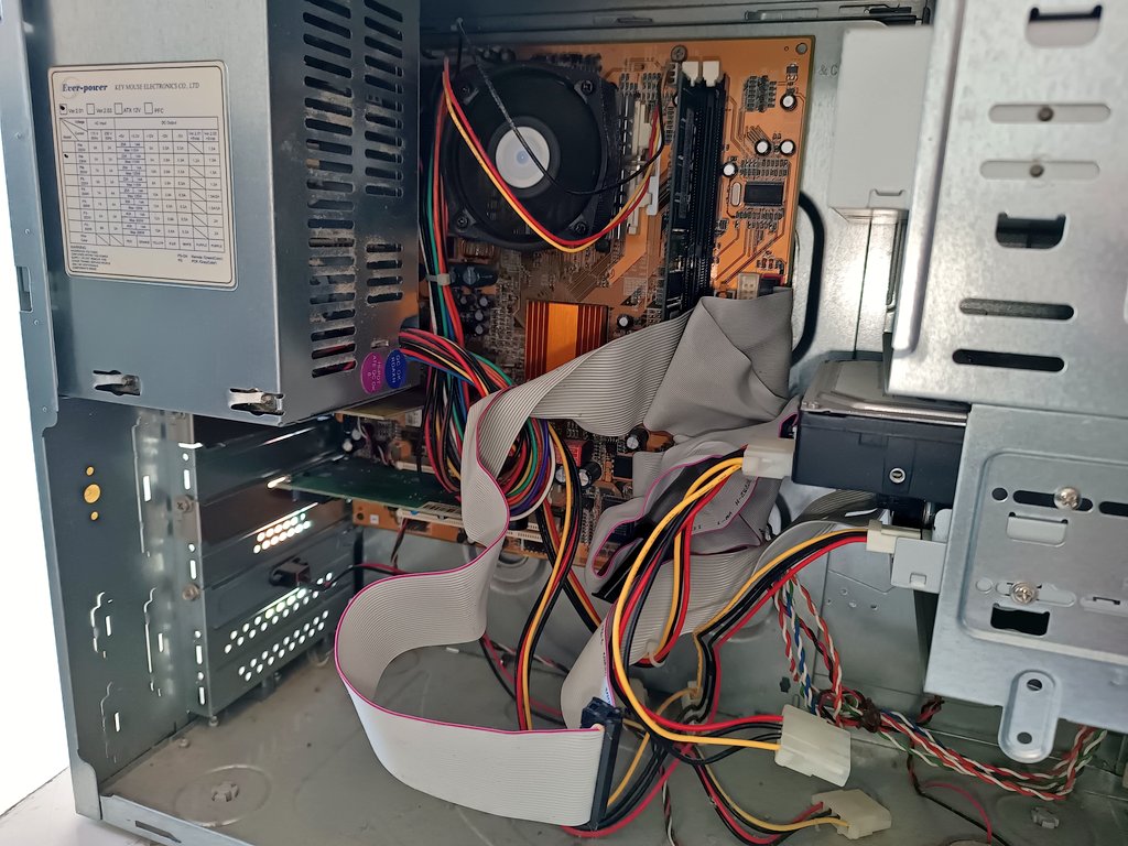 biotecnoblog's tweet image. Hoy tocó revivir una PC que hacía 20 años no se prendía.