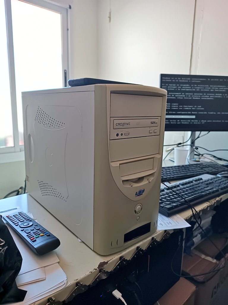 biotecnoblog's tweet image. Hoy tocó revivir una PC que hacía 20 años no se prendía.
