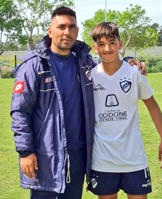 FlacoFiorentino's tweet photo. #Quilmes Felicitaciones!!! Gabriel Vázquez por la citación al Sub 17 de @Argentina.
✅️ 2021 #PreNovena: con el técnico Rodolfo Quinteros en #AlsinaYLora.
⚽️ 2025 #Primera: festeja el golazo vs. San Miguel en el #Centenario. https://t.co/VaysMftAF8