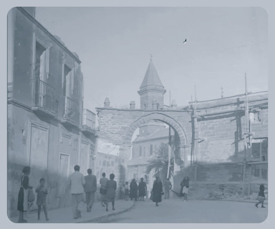 🏛️ Me he encontrado esta foto por casualidad de mi pueblo, #Porcuna, y me hace mucha ilusión. Se trata de las intervenciones de Regiones devastadas después de la guerra. Se ve el campanario reconstruido, y el ayuntamiento en obras. Mediados de los 40 quizás. 

Fuente: IEG