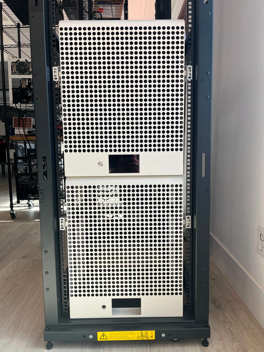 xXshaurizardXx's tweet image. only now did I realize after seeing the tinybox irl that it is not tiny

for some reason I was expecting this to be like, mini-itx sized, don&apos;t ask me why, wasn&apos;t using my brain