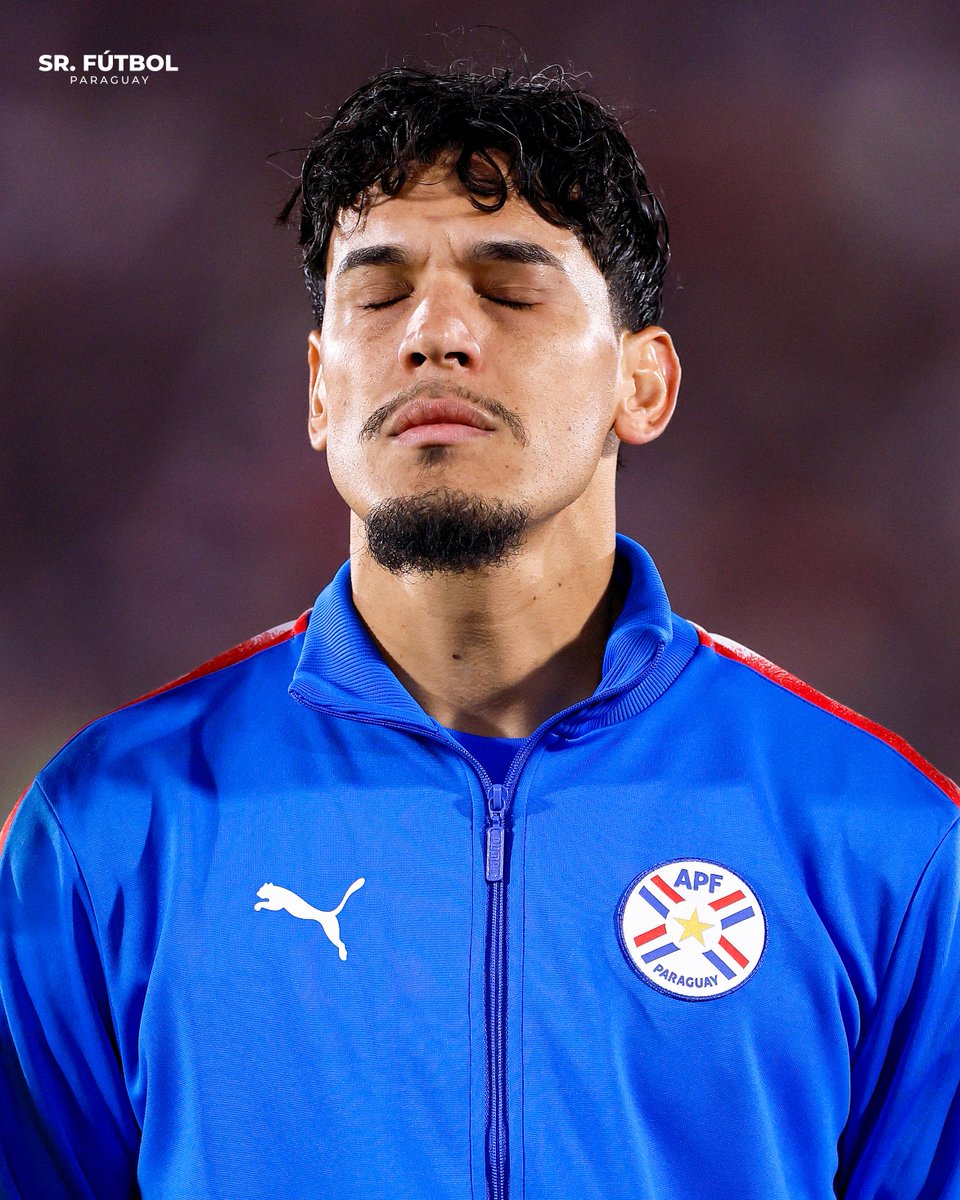 Imagen de anoche, durante la entonación del himno. Gustavo Gómez, capitán de nuestro seleccionado, cerrando los ojos y dimensionando lo que iba a suceder: dejar atrás todo lo malo y cumplir el sueño de su vida, clasificar a un Mundial con la Albirroja. ❤️🇵🇾