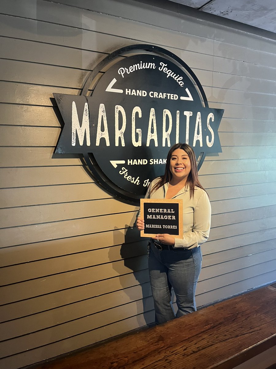 It’s official pals! 👯 the sign is in and Marissa’s photo shoot was on! 😂
#chilislove
