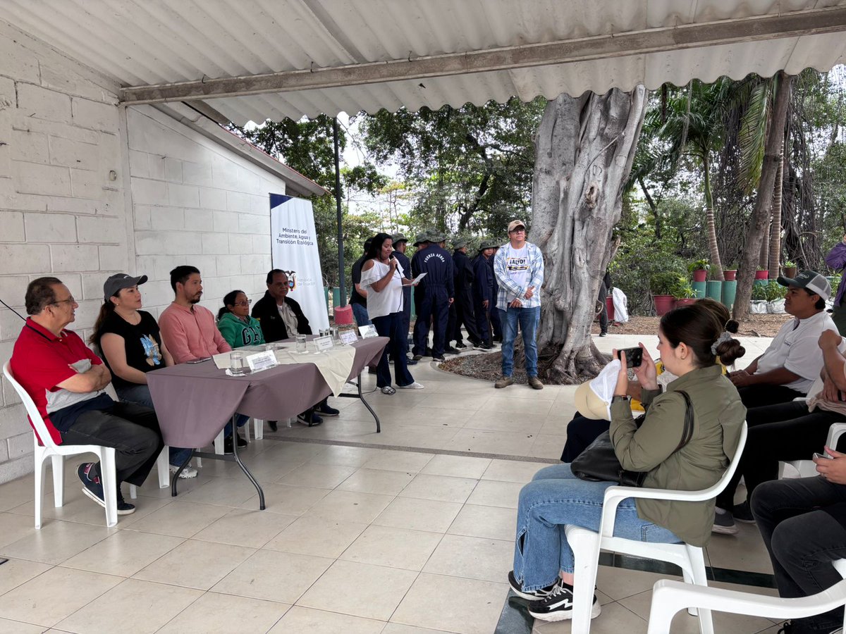 MAATE_Zonal5's tweet photo. #Guayaquil|La viceministra #DanielaLimongi,con técnicos de @MAATE_Zonal5, guardaparques de Manglares El Salado, @FFAAECUADOR, #DIMACO, la Urb.Bosques del Salado, @UnivEcotec,#VISOLIT y otras instituciones,participaron en la limpieza y restauración de un ramal del Estero Salado🌱. https://t.co/uBi2h8PQuB
