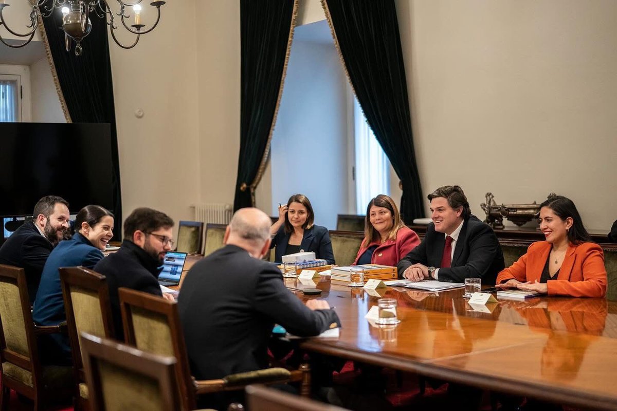 FLACMA_'s tweet photo. Se reunió la dirigencia de la @AChMChile con el Presidente de Chile, @GabrielBoric, en Palacio de La Moneda

Conversan sobre Seguridad Municipal y fortalecimiento del Fondo Común Municipal

#AChM reafirma su compromiso de trabajar junto al Gobierno y en favor de los ciudadanos https://t.co/WabAd3FKNM