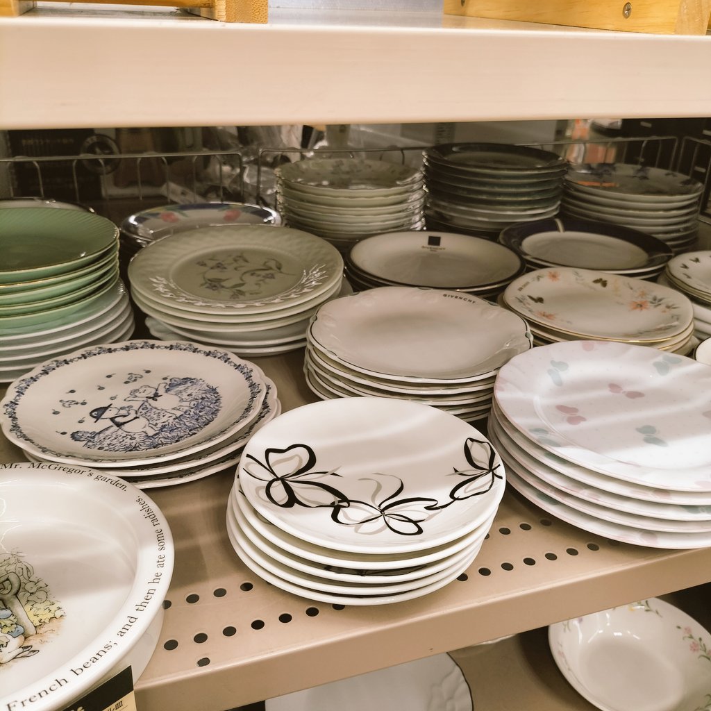 offhouse_iwaki's tweet photo. こんにちは🥰
今日は食器売り場のご紹介です✨
みなさん四角いお皿は好きですか？
私は好きです☺️
何故かって?
それはキッチリスペースを埋められるからですw
でも丸い小皿も可愛い💞
食器は全て未使用品です。
ぜひ店頭でご覧ください！
#オフハウス #ハードオフ
#リサイクル #リユース
#いわき市 https://t.co/YlGFe4QPLJ