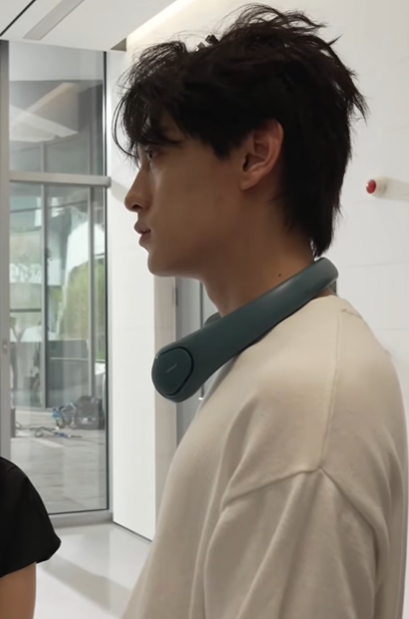 bibojan79's tweet photo. lol look at TianLei emotion before vs after Ziyu appear and the director's reaction 🤣🤣

⚡ Dont you see who i am?
🐟 I'm not wearing glasses
🎬 No he smiles as soon as he sees you 

#RevengedLove #TianZiyu #TianXuning #Ziyu https://t.co/6QfKPnSBTo