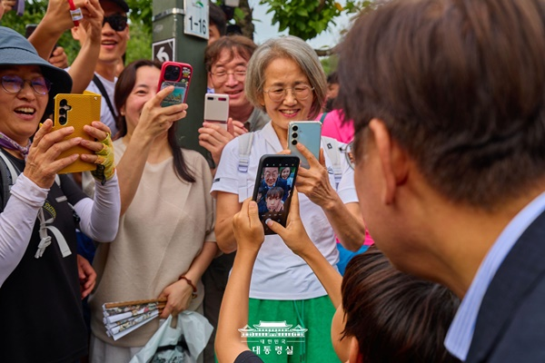 Juru Kamera Kepresidenan Korea membagikan behind the scene dari Foto-foto yang dirilis oleh Kantor Kepresidenan Korea Selatan.

Pasalnya, banyak foto resmi yang justru tidak menempatkan Presiden Lee Jaemyung sebagai titik pusatnya.

Ada foto yang presidennya terlihat di pojok,
