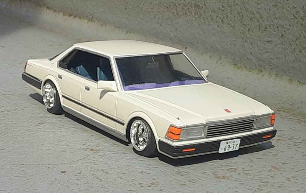 zQjQxVieSnfFWCA's tweet photo. フジミの430グロリアターボを撮影しました。クリームホワイト塗装､車高ローダウン&amp;少々引っ張りクレーガーホイール､内装青系色､チンチラマット､3面スモーク､小径ハンドル､汎用ドアミラー､デュアルマフラー！良さげな430ターボ､シンプル仕様ですね。 https://t.co/YSScyyKOWp