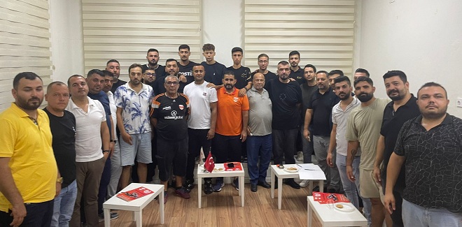 ADANASPOR TARAFTARLARINDAN BİRLEŞME ATAĞI
cukurovabarisgazetesi.net/adanaspor-tara…