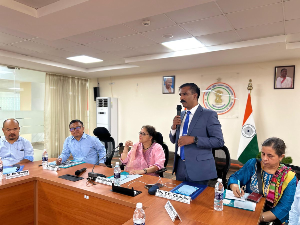 LPAI_Official's tweet photo. Bridging knowledge at the border!

A team of CSS Officers visited #LandPort Dawki as part of their training program. The visit featured a detailed presentation, interactive discussions &amp; a tour of the port, offering insights into its role in cross-border trade &amp; connectivity. https://t.co/9tvQnv0IkS