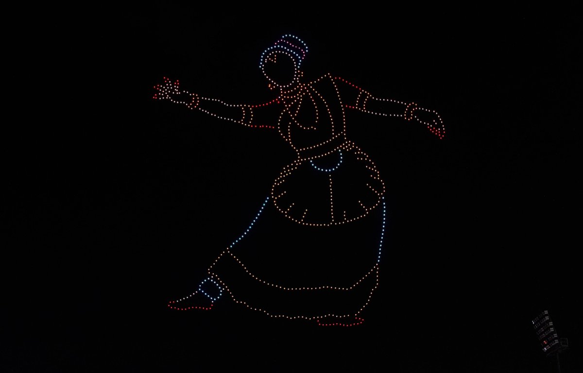 KeralaTourism's tweet photo. The night sky choreographed to perfection! A thousand drones take to the sky in a vibrant visual spectacle at Kerala’s biggest drone show in Trivandrum.
#DroneShow #OnamWeek #Thiruvananthapuram #Event #Onam #StateOfHarmony #KeralaTourism https://t.co/I17yjpjn4C