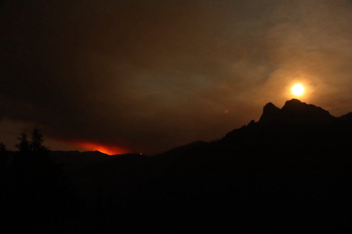 markskaggs10's tweet image. Caught a glimpse of the #WildcatFire off of SR-410 earlier this evening as the full moon rose behind Tahtlum Peak #wawx