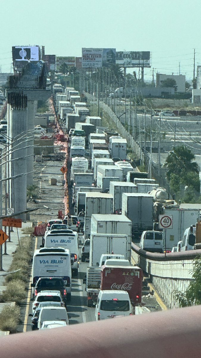 Fatal el tráfico de este viernes en la salida del Aeropuerto en #Apodaca 😱 un caos de más de una hora y no se ve para cuando se liberará