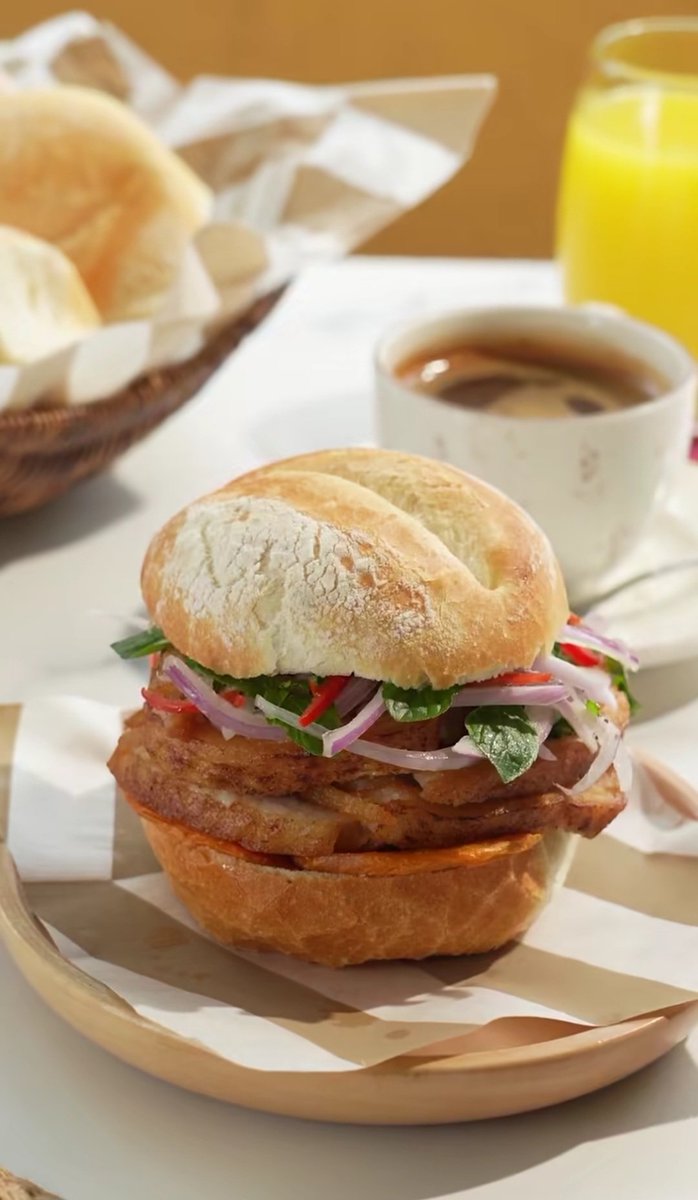 MigSalino's tweet photo. ¿Existirá algún sacrílego que se atreva a decir que existe algún pan relleno de lo que sea mejor que el INSUPERABLE y DIVINO Pan con Chicharrón Peruano?
■ 100 años de maldición para quien se atreva. https://t.co/C8SNpx4wCL
