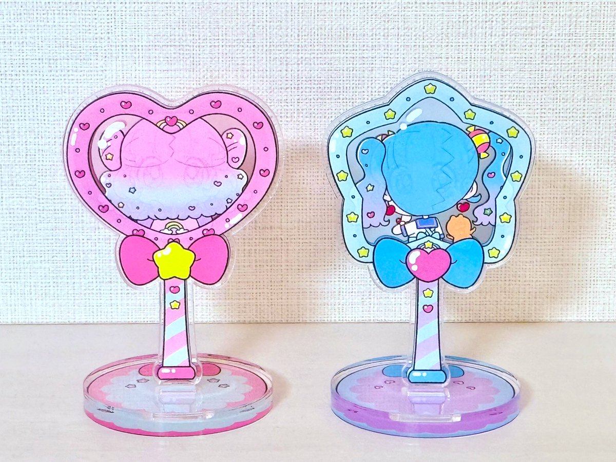 個展で発売する魔法のステッキ型アクスタのサンプルが届きました！
奥行きがでるように前面と後面でプリントしております！
また、裏面も印刷してあるのでどこに置いてもOK👍360°楽しめます💕