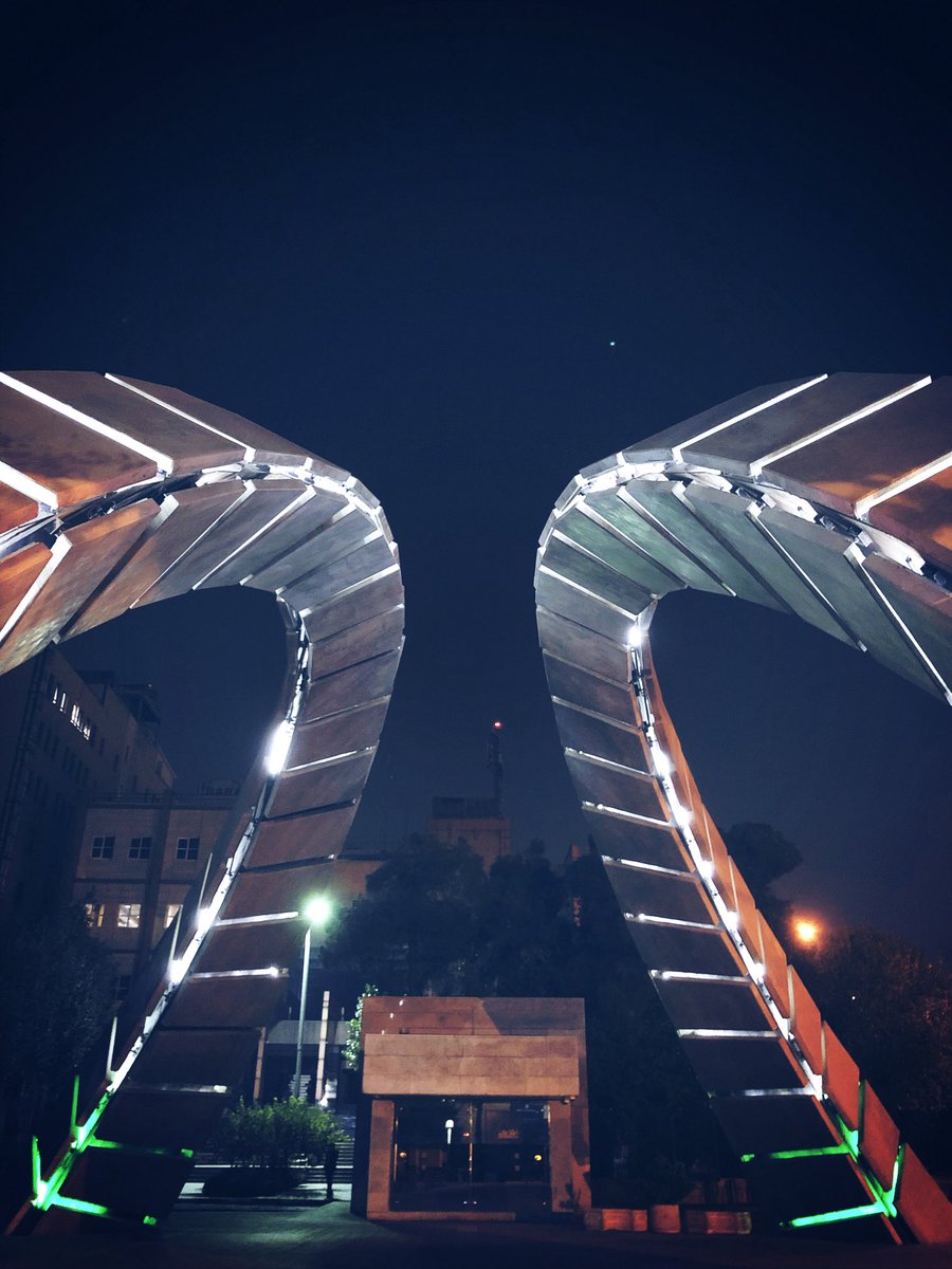 ده ساله که این دانشگاه برام فقط یه دانشگاه نیست، تیکه‌ای از قلبمه. ساختمون‌ها و آدم‌هاش یادآور خاطرات تلخ و شیرین زندگیمن.