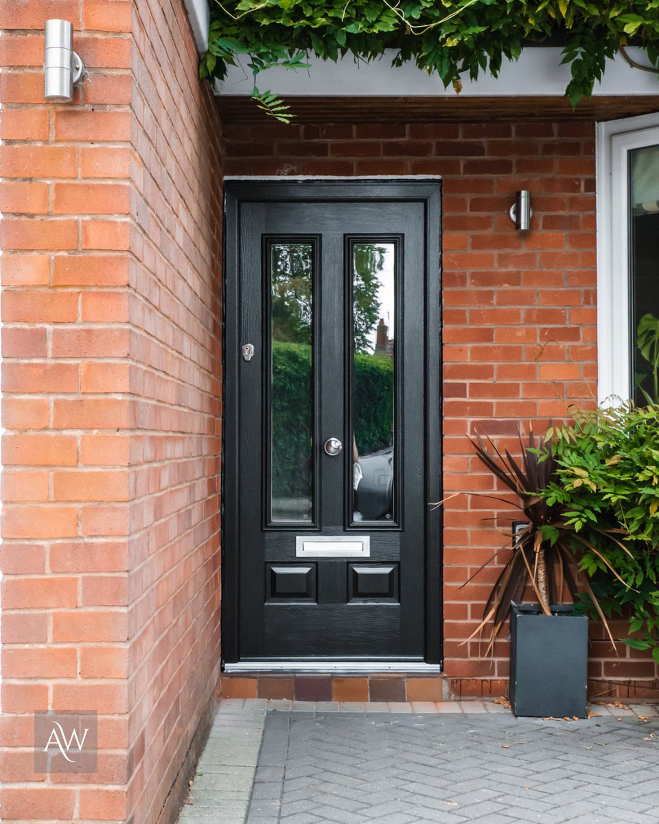 The Edinburgh from Solidor never disappoints.

This bold take on a classic features two striking three-quarter-length glazing panels, framed in deep Schwarzbraun for a sleek, modern edge. 

📸 Solidor | Edinburgh 2 | Schwarzbraun | Clear Glass | Chrome Furniture