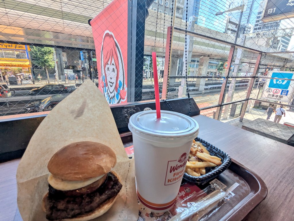 月見🎑食べたいなぁ…と思ってたらウェンディーズに月見もっち（餅）があったので…肉に乗ってるのがもっち(´･ω･ `)ﾃﾞｶｲ
次は月見もっちトリュフベーコンいってみるか…
※バーガー単体の旨さはA&amp;Wの次ぐらいだと思ってます🍔

ちなこの土日はお仕事ε=ε=٩(๑･ิω･ิ)۶