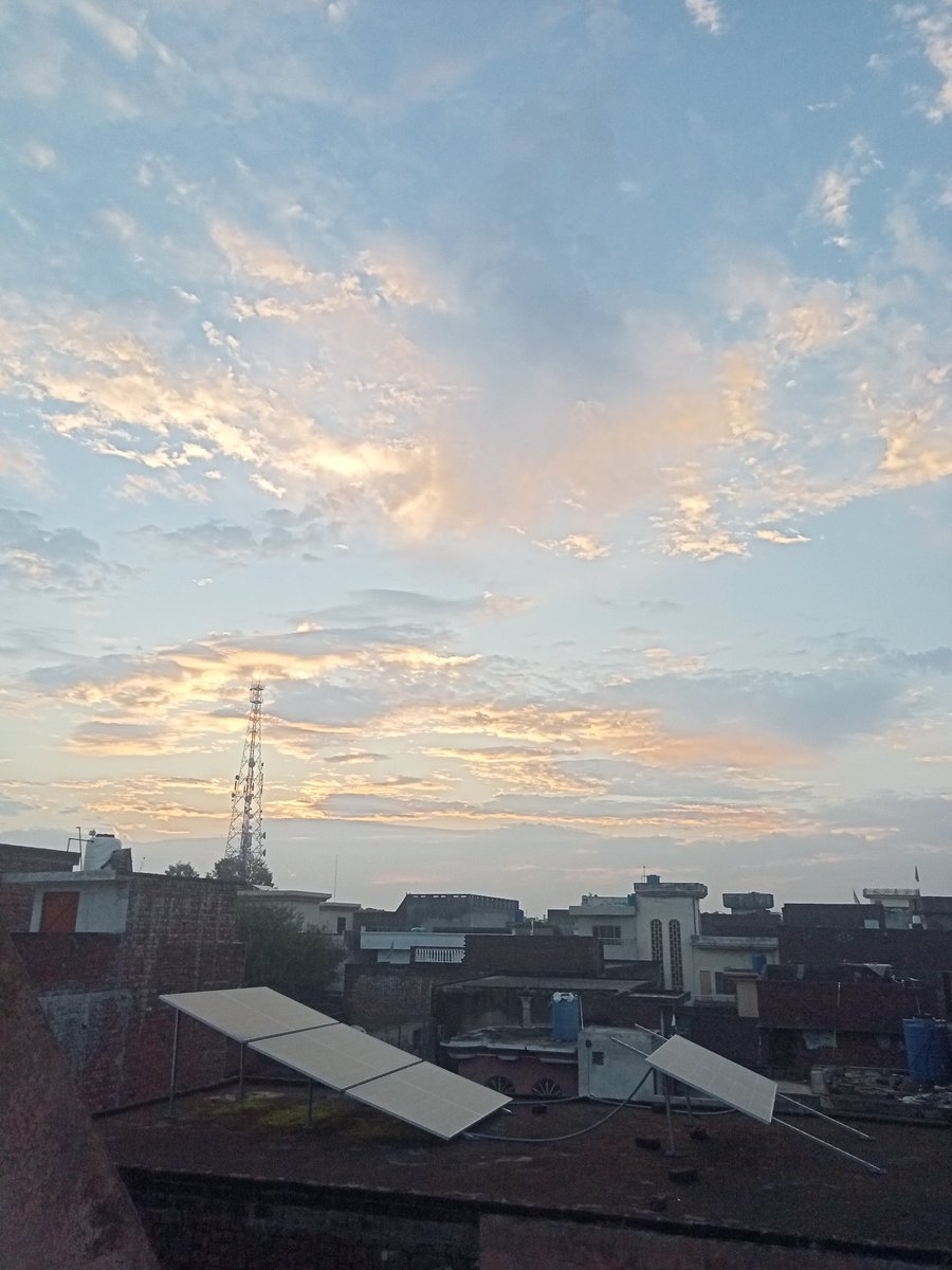 وہ تو یکتا ھے مگر عالمِ تنہائی میں
مَیں نے گھبرا کے کئی نام پکارے اُس کے
❤️