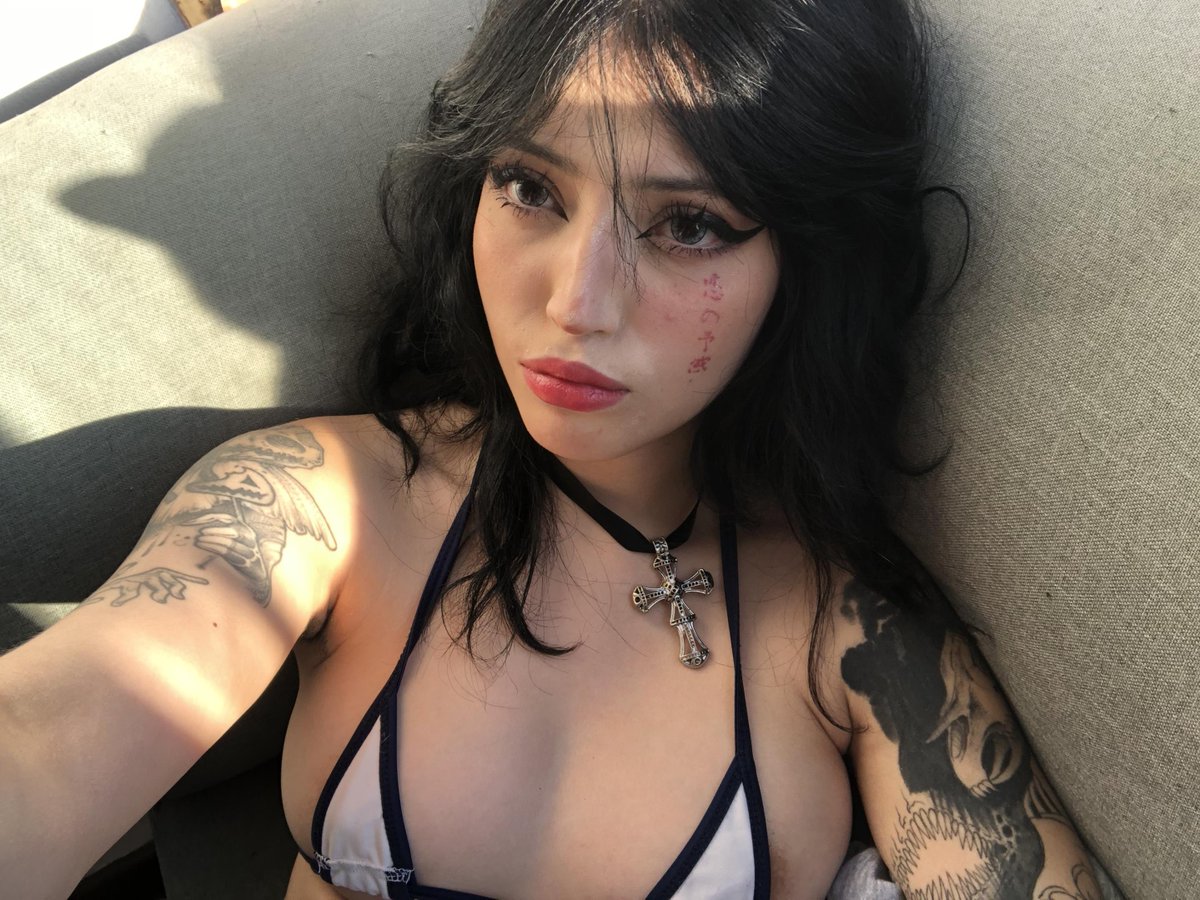 lyraaucd's tweet photo. newly single &amp; looking for trouble 🖤 https://t.co/Dvbda5kudK