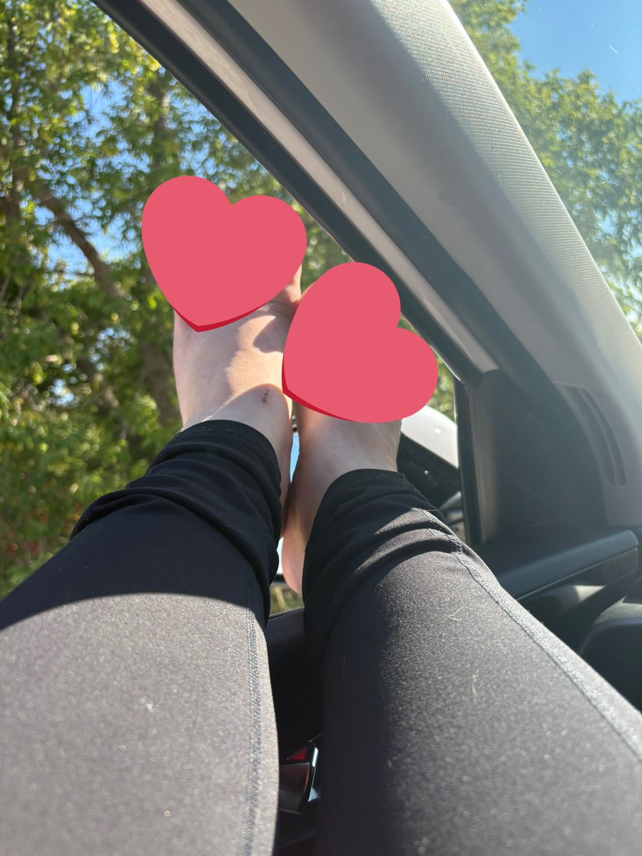 chubbytoequeen's tweet image. Love hanging my toes out the window!☀️ Link in bio to see the pic💋 
 #feet #feetpics #feetfetısh #feetworshi̇p  #feetfinder #chubbyfeet #chubbytoes #pedicure #toes