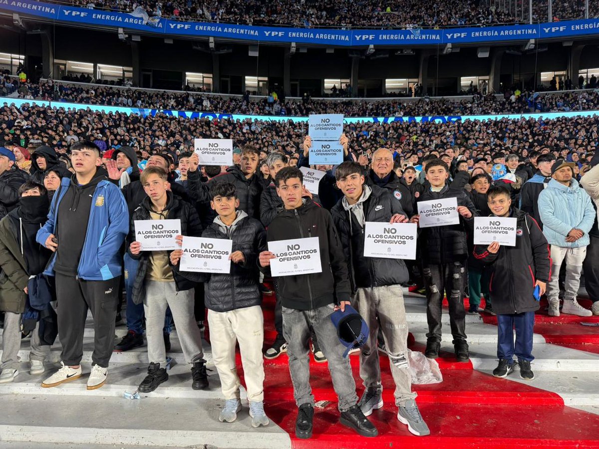 #AAAJ 🤝 Agradecemos a la  @AFA, @TapiaChiqui y @DanteMajori por esta invitación y por permitir que #ElSemilleroDelMundo 🌎 sea parte de esta importante iniciativa en contra de la discriminación en el fútbol.