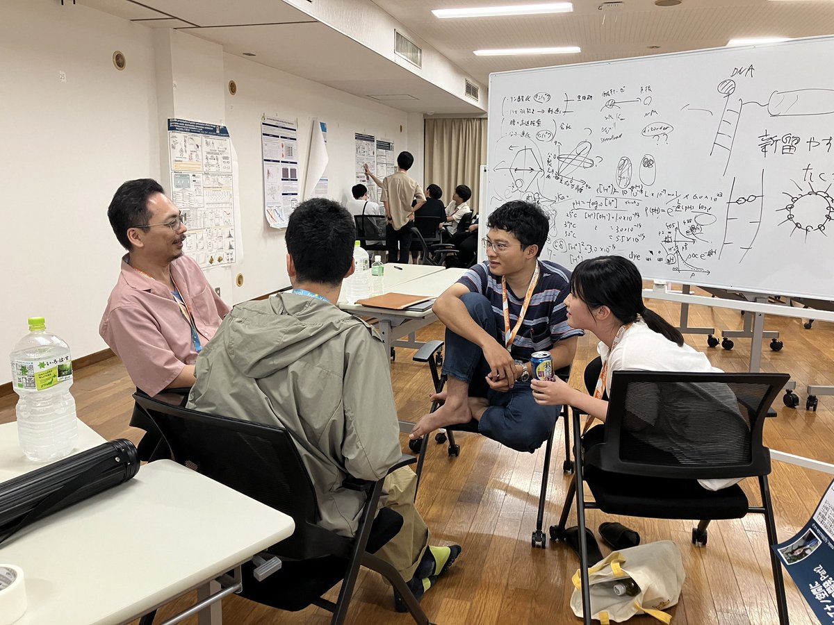bpwakate's tweet photo. 夏学期間中の交流の様子

夏学では、毎晩、参加者の研究を発表するポスターセッションを開催しました。講師の先生も加わり、深夜まで議論が盛り上がりました。

#bpss2025 https://t.co/Hu6AwmUVO6