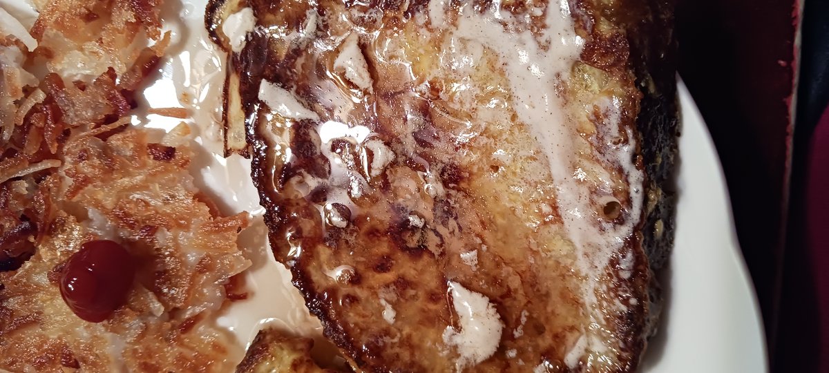 sparkly_jules1's tweet image. Because I hate to throw anything away, sourdough French toast grilled in Texas Roadhouse cinnamon butter. Decadent. And hash browns. #TwitterSupperClub #Brinner