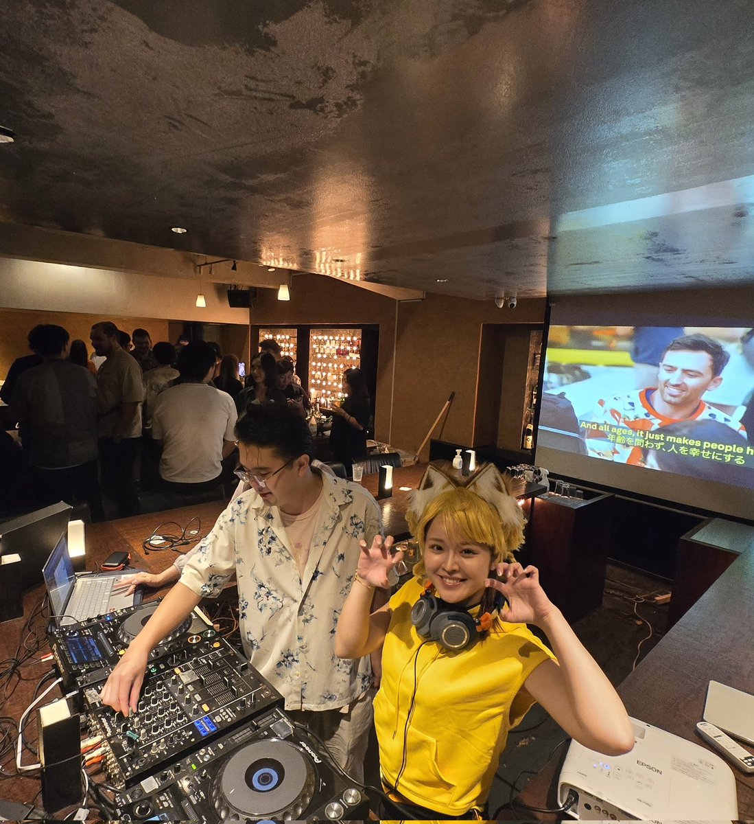 Tokyo Doge Nightイベント中のDJブースにいる参加者たち