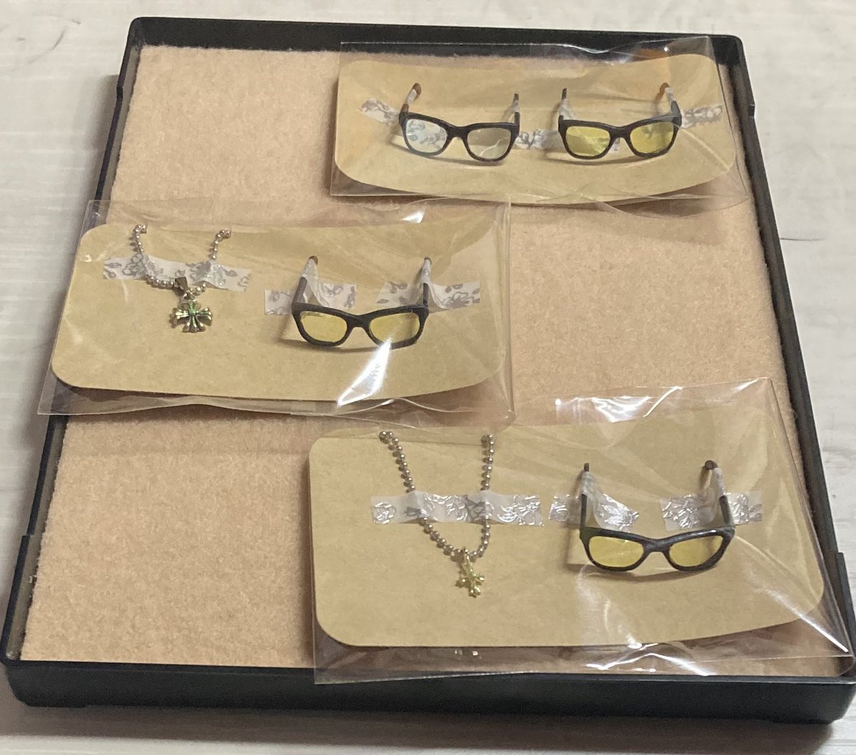 chiemin924's tweet image. メガネフレームだけのを購入
レンズ部分にレジンを流して
サングラスにしてます😊
ネックレスもボールチェーンと
クロスパーツで💜

少しずつフォロワーさんにお譲りしてます💜

メインはインスタです
instagram.com/chiemi24jm13?i…

 #マテルドールbts
 #セルフリペイント