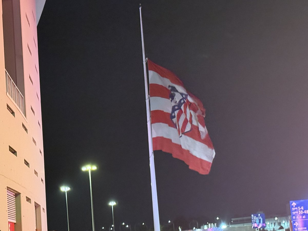 Esta noche ondea la bandera a media asta por el fallecimiento del socio número 5 del Atlético de Madrid Herminio Alonso. 

Descanse en Paz 🖤 y mucha fuerza a la familia y amigos.