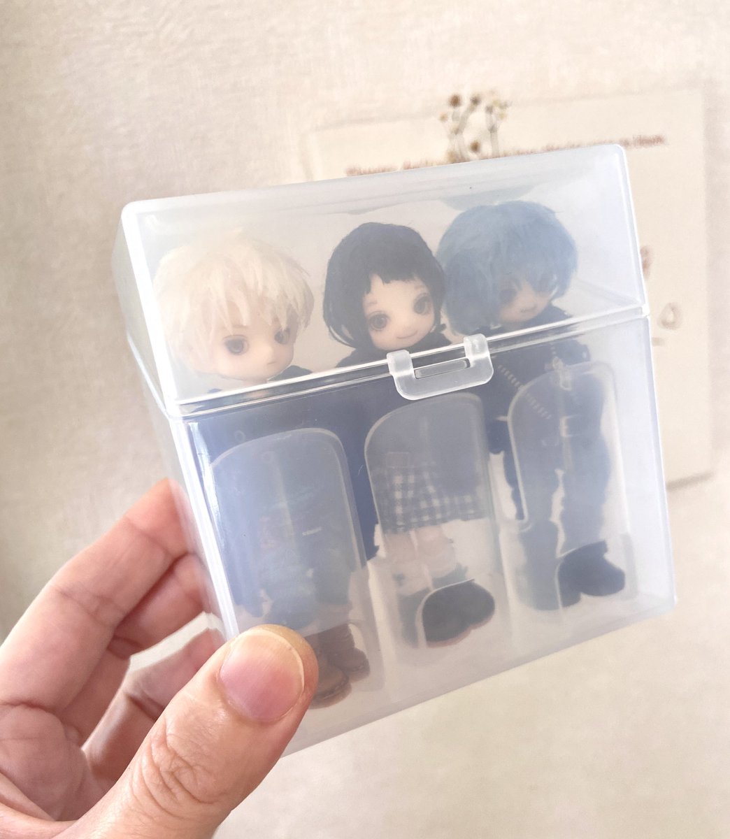 ミゼットさんお役立ち？情報（笑）　セリアさんのスライスチーズケースの中に、しょうがチューブとか収納するやつ？を3つ接着固定して作った専用キャリケース(3人用)✨
縦も横もめちゃくちゃぴったりで、中で動かないのでかなり良いです🙌🏻
後ろに微妙な隙間があるので何か入るかも⁉️
#ミゼットドール