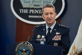 ¿Ves al General con el círculo rojo en la foto de la reunión para anuncios a la prensa del Presidente Trump hoy? Permíteme presentártelo.

General de Carrera y Héroe de la Nación: John Daniel “Razin” Caine. Su nombre de piloto RAZIN se le fue asignado por su agresividad como