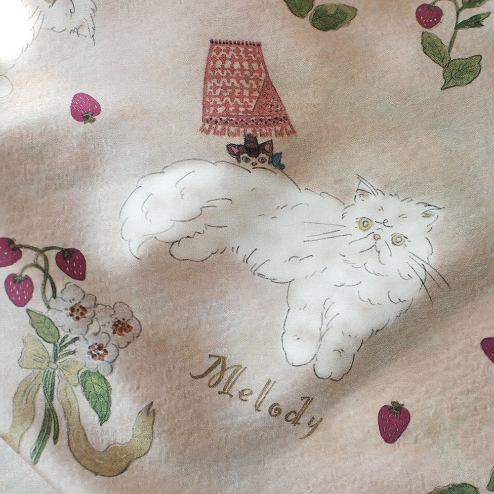シーズン到来！SAKURAYAMAサクラヤマ　シルク100% 雨猫スカーフ シルクサテンスカーフ くろまめ猫 - SAKURAYAMA OnlineShop