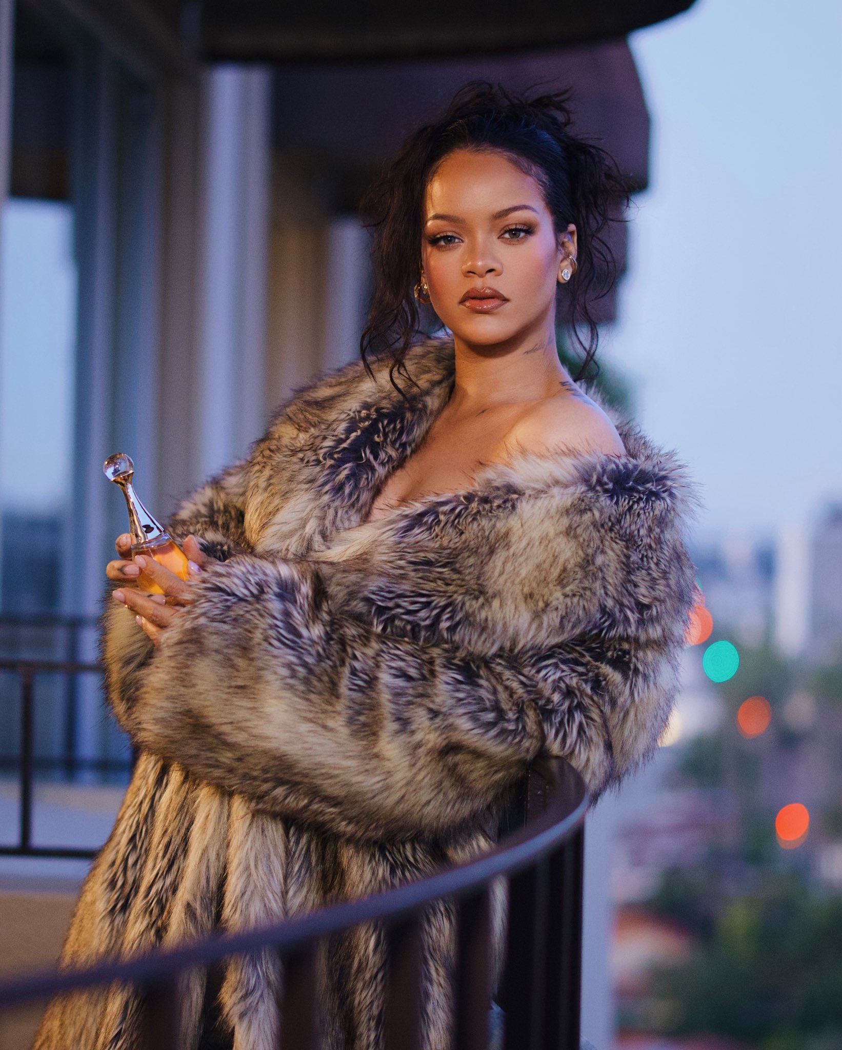 G0ILuujbUAEd5ZT?format=jpg&name=large Radiant Rihanna Stuns Fans in a Breathtaking Dior Look While Glowing With Pregnancy