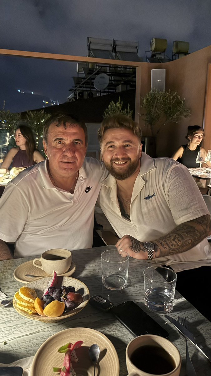 sercantiris's tweet photo. Grande baba 🙏🏻❤️ @GHEORGHEHAGl_10 #gheogoegehagi #hagi https://t.co/xrr155t4fu