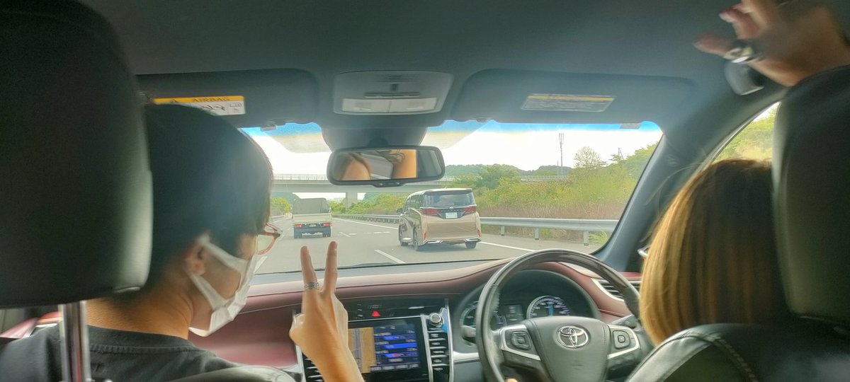 トーキョーへ移動中ｩｩｩｩｳｯ！

トー！キョー！

（全員メガネでw）