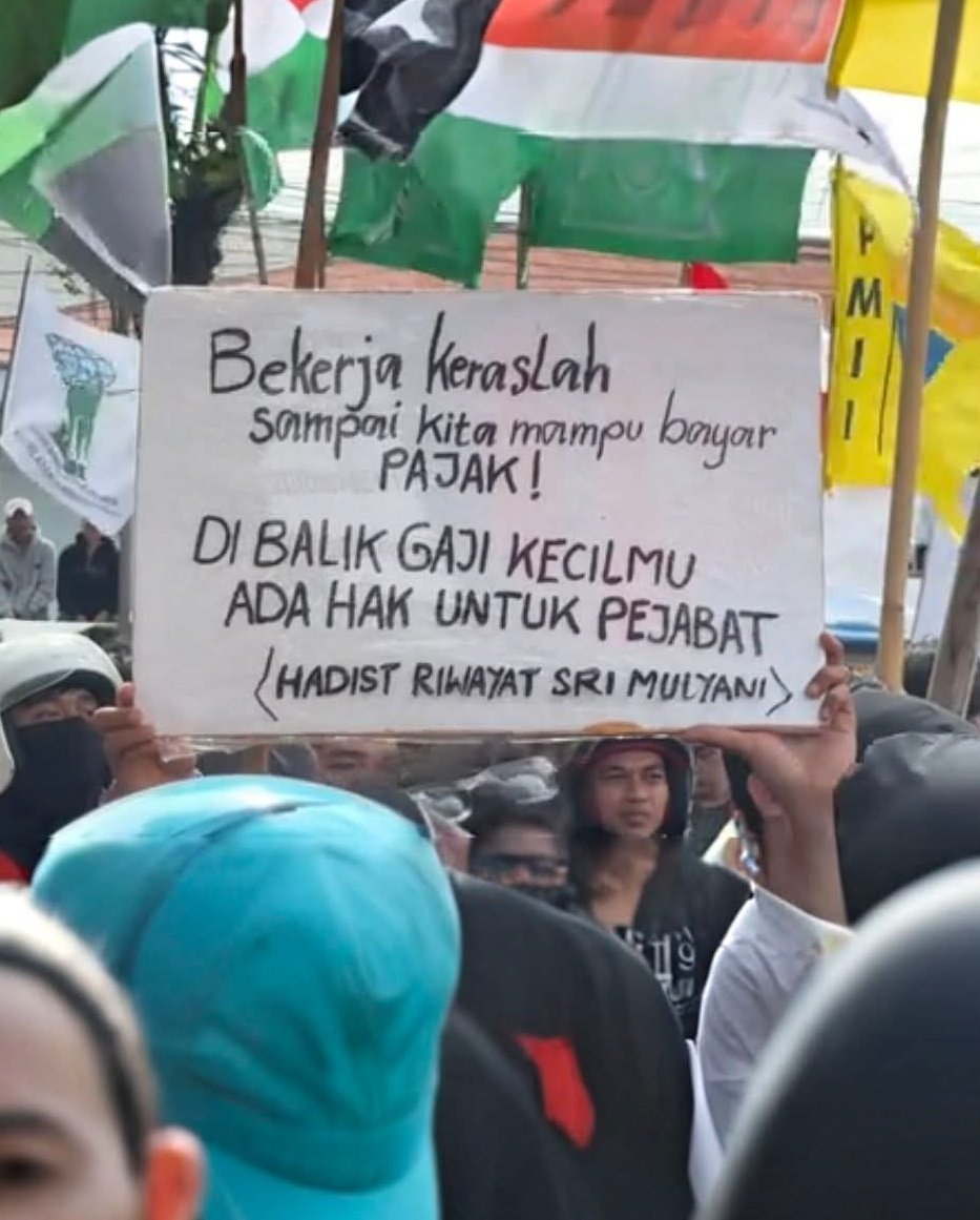 omharicek's tweet photo. Bahkan mereka yang belum punya kewajiban bayar pajak, udah pernah bayar pajak.

- Belanja di minimarket,  
- Top up game, 
- Makan di restoran, 
- apalagi jualan di marketplace paling gede 

Pajaknya gk keliatan, karena udah membaur dengan harga barang yang dibeli.
Pada nggak sadar aksi damai kemarin hanya ingin membuat bungkam, bukan berarti ngedukung anarkisme.