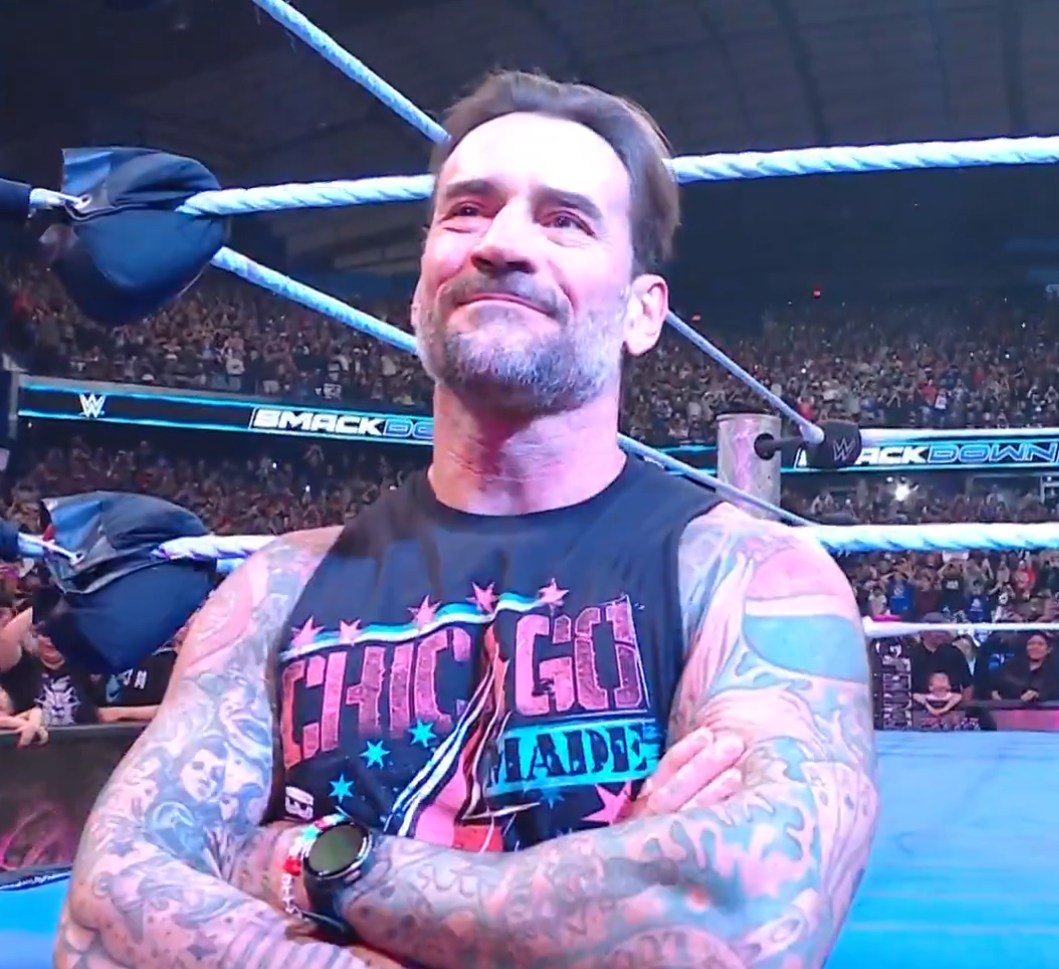 TIMWrestling's tweet photo. Su 2025 podrá estar lleno de derrotas y humillaciones pero ahí lo tienen feliz y orgulloso porque su mujer está de regreso.

CM Punk, el mejor marido del mundo. https://t.co/fUnp7Q6bJU