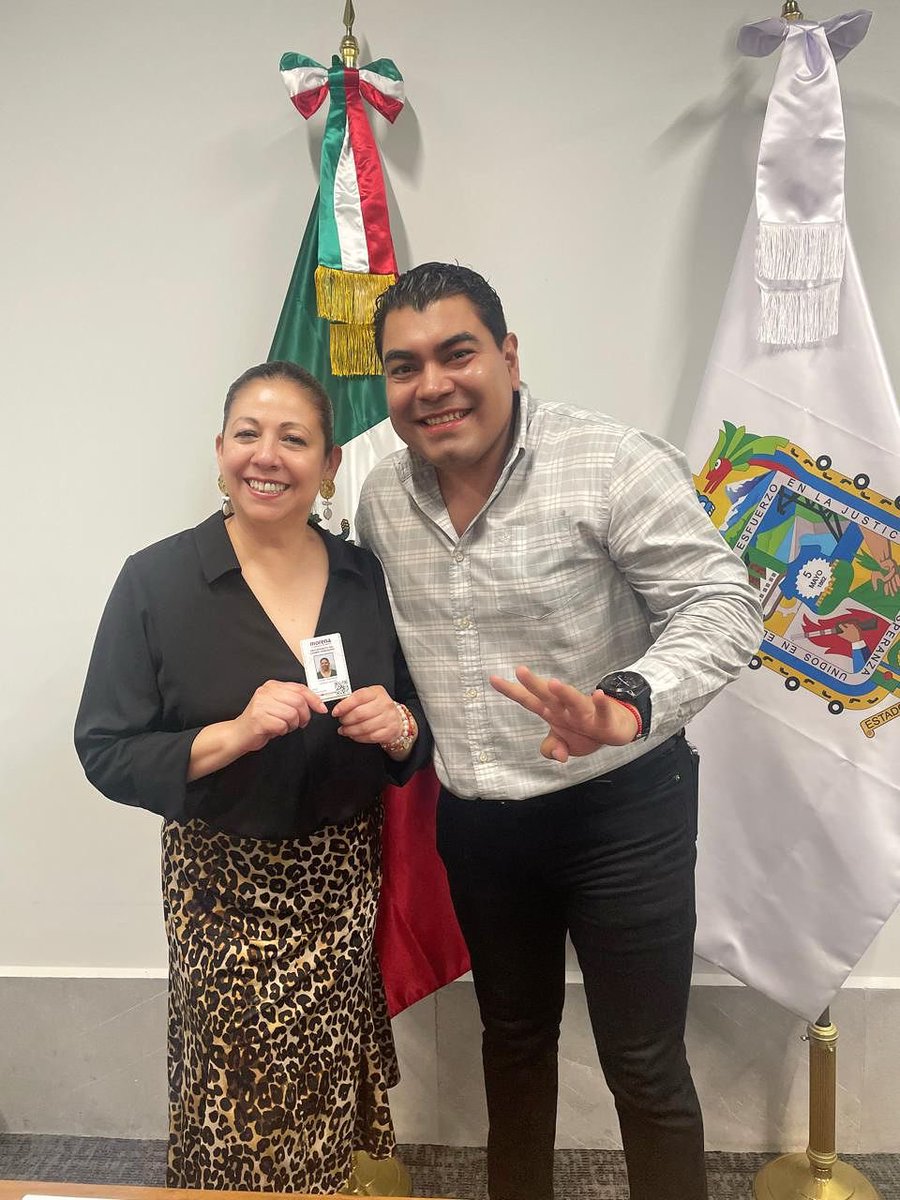 artemisa_laura's tweet photo. ¡Les presumo mi credencial de @MorenaPuebla_! 

Gracias a mi amigo César Addi, coordinador Territorial de nuestro partido que me hizo el honor de entregarme este documento.

De paso tuvimos una muy rica plática 🗣️ con liderazgos de nuestro movimiento♥️. https://t.co/ZQEyKCYM7K