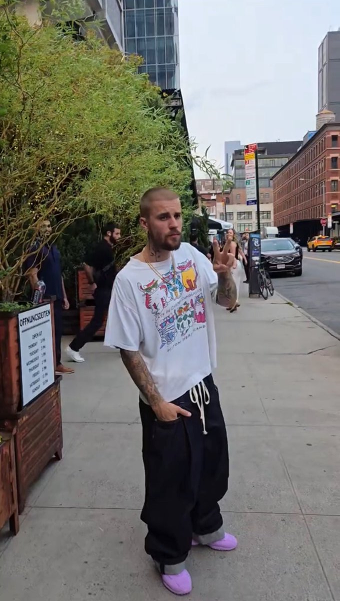 Justin out in NYC today! 🩷

🎥: @amirmeetsny