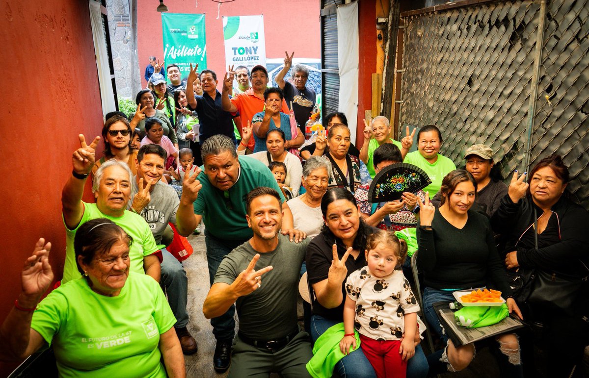 natale_jimmy's tweet photo. ¡Así se avanza en nuestra campaña de  #AfiliaciónVerde! 🪪
Gracias a mi carnalito @TonyGaliLopez ✌🏻 por sumar a las y los vecinos de la Colonia Villa Olímpica, en #RomeroVargas📍a esta gran familia #VERDE que cada día crece más. 🙌🏻 ✅ https://t.co/SDlG0eAtLm