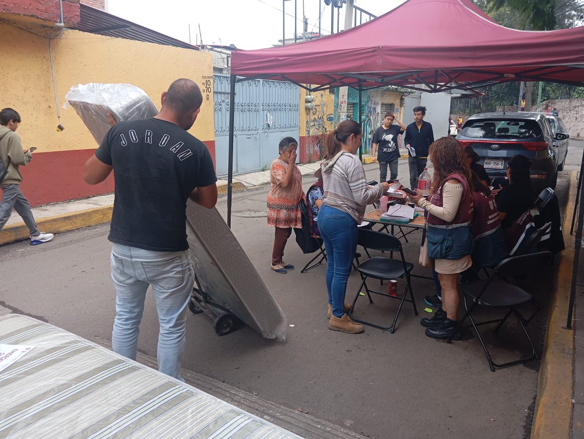 PartCiudIztap's tweet photo. Continuamos apoyando a las y los vecinos de Barrio san Antonio Culhuacan, trabajando en equipo con los compañeros de @SSaludCdMx y @SAPCI_CDMX  @ClaraBrugadaM @OsmarMartinez_ @angelsanchezco @tomaspliegoc https://t.co/uFGQwNYfyq
