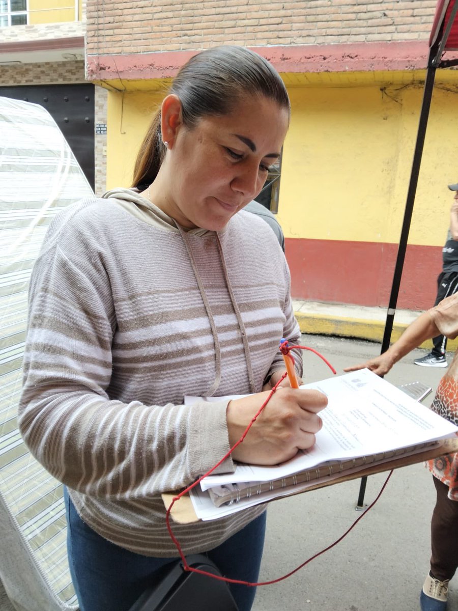 PartCiudIztap's tweet photo. Continuamos apoyando a las y los vecinos de Barrio san Antonio Culhuacan, trabajando en equipo con los compañeros de @SSaludCdMx y @SAPCI_CDMX  @ClaraBrugadaM @OsmarMartinez_ @angelsanchezco @tomaspliegoc https://t.co/uFGQwNYfyq