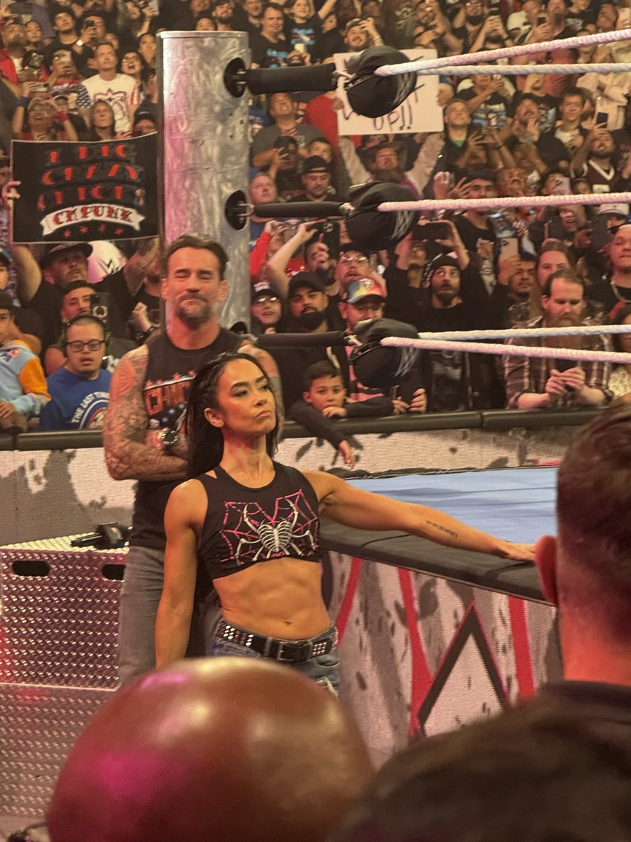 ProdigysEra's tweet photo. MOTHER. IS. HOME. ✨

AJ LEE. 📸

#Smackdown https://t.co/l4ixnsdlzQ