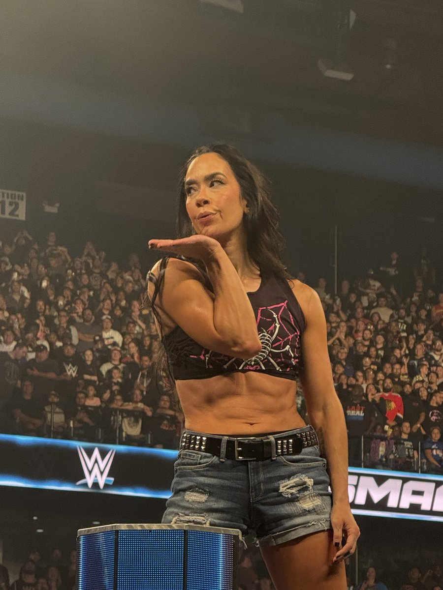 ProdigysEra's tweet photo. MOTHER. IS. HOME. ✨

AJ LEE. 📸

#Smackdown https://t.co/l4ixnsdlzQ