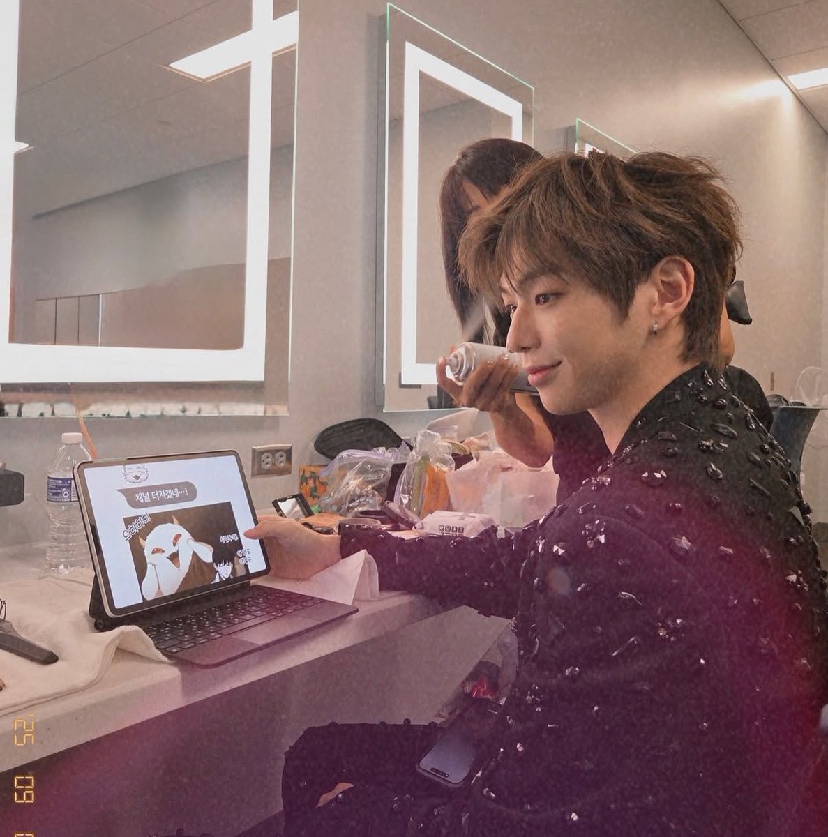madeinjuly96's tweet photo. ระหว่างรอขึ้นเล่นคอนเสิร์ตทุกคนทำไรครับ ผมอ่านเว็บตูน ไอดอลก็คนหวะ 5555555555555 https://t.co/Q1Zd5WyvV5