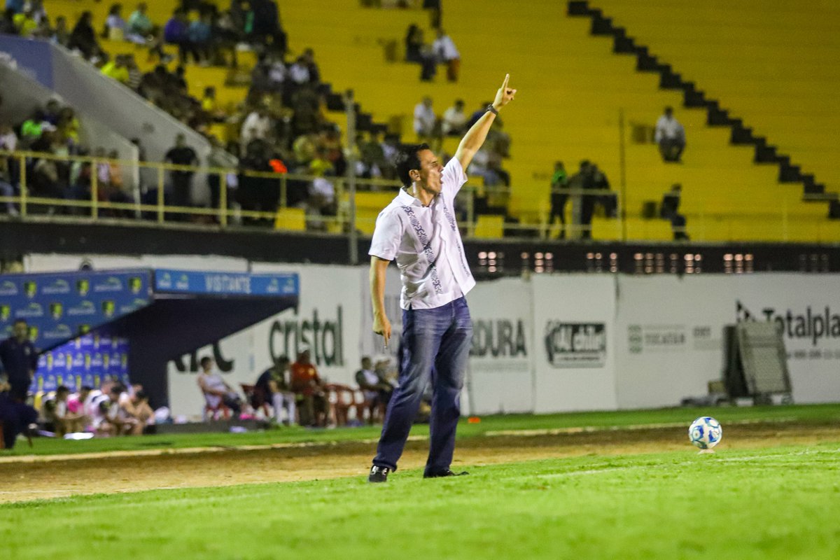 Por unas expulsiones me tocó debutar como DT. Se disfrutó, se sufrió y se vivió al máximo. Gran experiencia y una gran responsabilidad. Aparte súper elegante 😉 vamos <a href="/venadosfc/">Venados F.C.</a> #ligaexpansiónmx